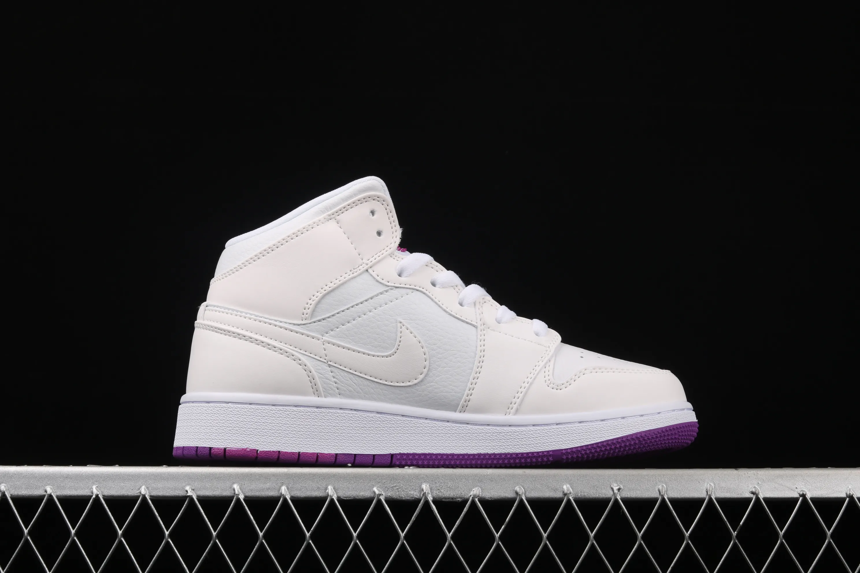All categories Air Jordan Jordan series basketball shoes Air Jordan 1 Mid Air Jordan 1 Mid AJ1 Joe 1 white and purple women's sports and leisure basketball shoes 555112-100